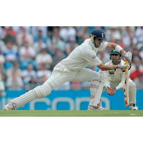 Kevin Pietersen in action during the second Npower cricket test match between England and Pakistan | TotalPoster