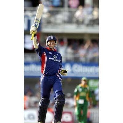 Marcus Trescothick celebrates scoring the winning run during the Natwest Challenge One Day International England v South Africa at The Oval | TotalPoster