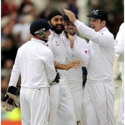 Monty Panesar celebrates taking the wicket of Ross Taylor during the third day of the England v New Zealand npower Test Series Second Test | TotalPoster