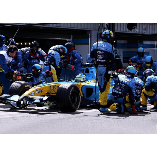 Renault Pit Stop during the Turkish Grand Prix in Istanbul | TotalPoster
